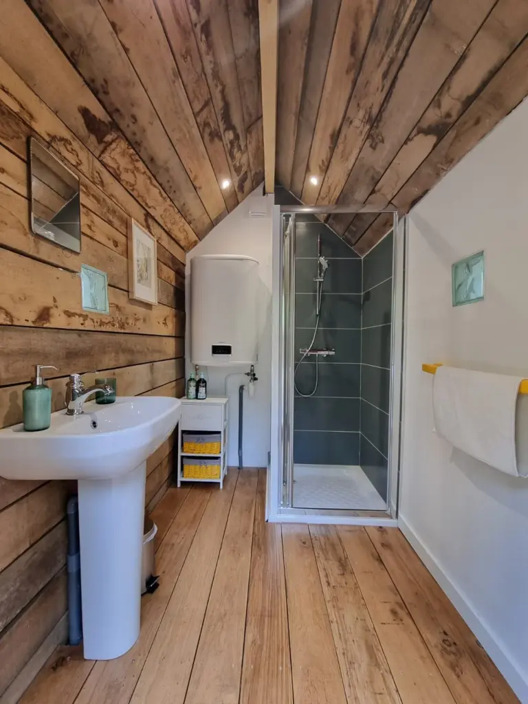 Domaine La Vallée : salle de bain privative