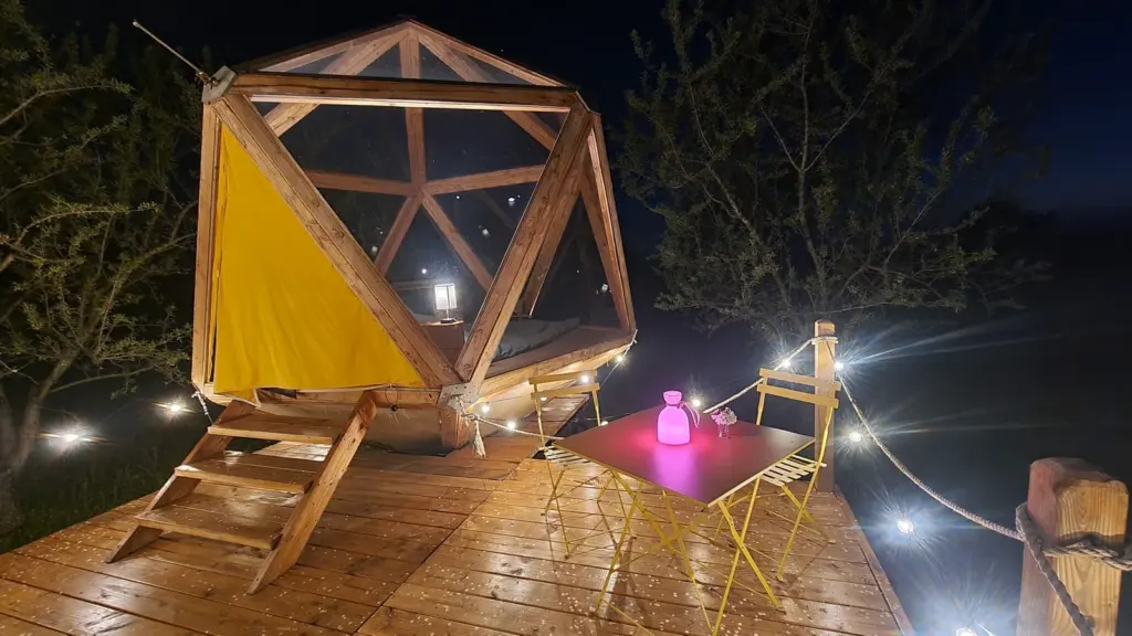 Les Grandes Marges : terrasse illuminée la nuit