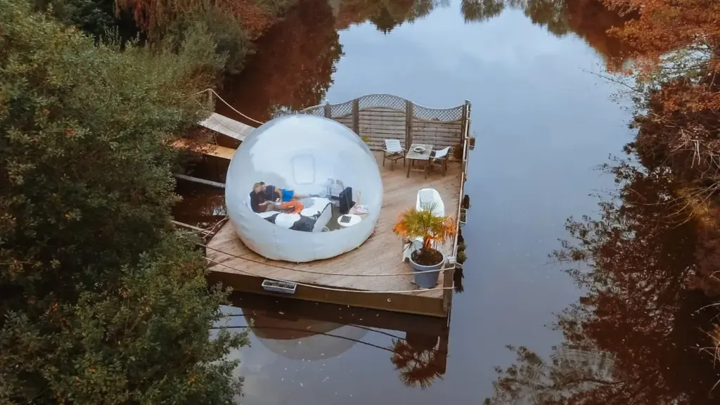 Domaine Rêves Étoilés : bulle flottante sur sa terrasse au milieu de l'étang