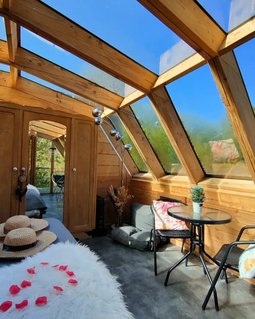 Domaine Rêves Étoilés : intérieur de la Bulle Spa