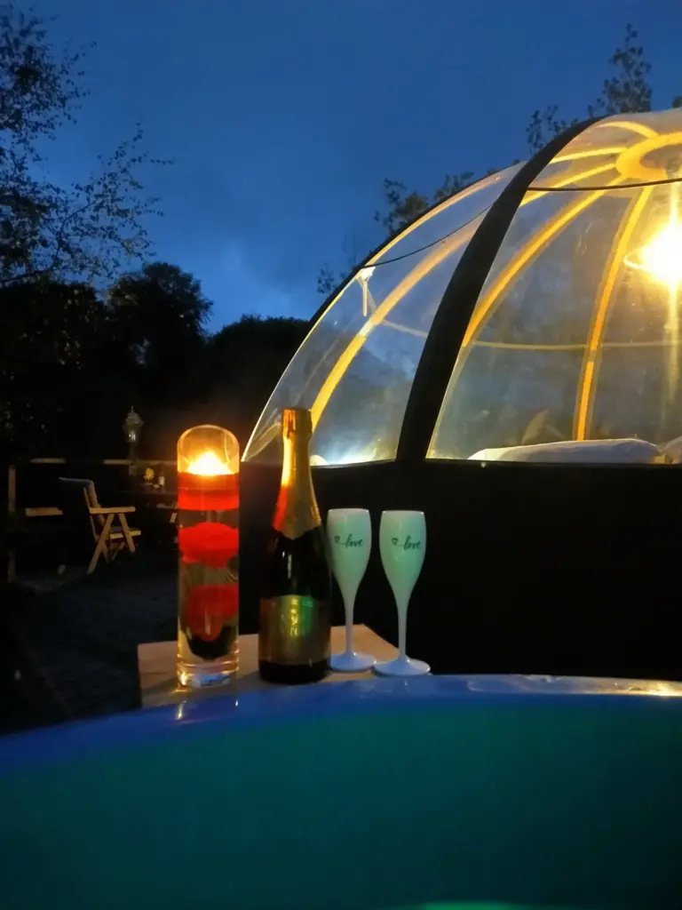 Domaine Rêves Étoilés : bain nordique et bulle au crépuscule