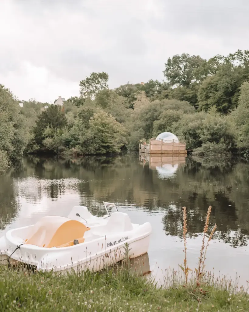 Domaine Rêves Étoilés : bulle au bord de l'étang