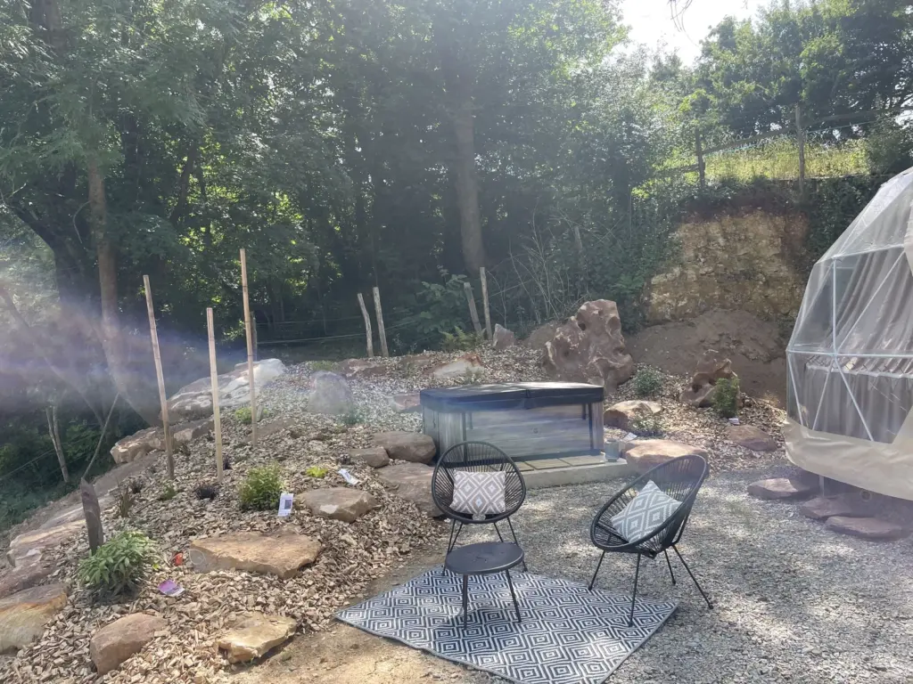 Dôme de la Tuffière : le dôme et son spa au bord de la Vègre