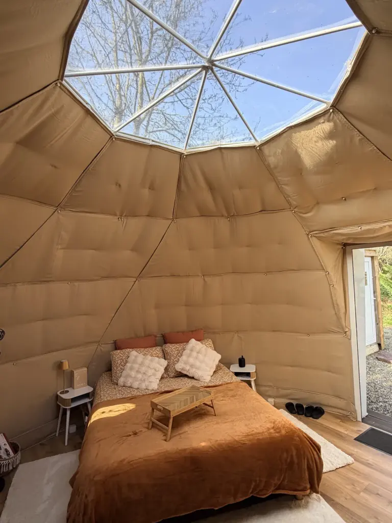 Dôme de la Tuffière : lit sous le toit transparent