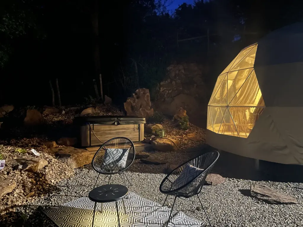 Dôme de la Tuffière : terrasse et spa le soir