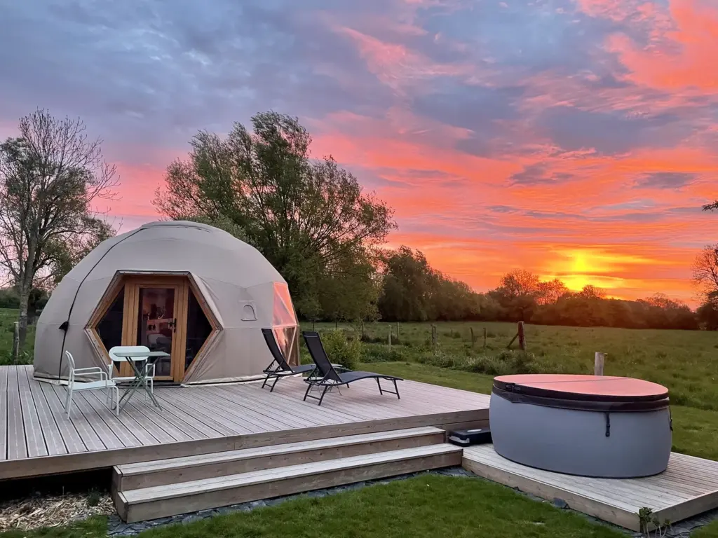 Dôme du Moulin Hacquet : dôme et spa au coucher du soleil