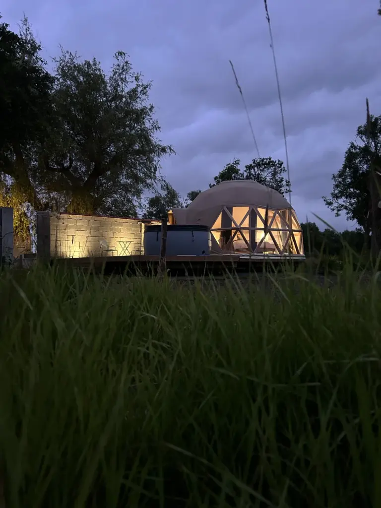 Dôme du Moulin Hacquet : dôme éclairé à la tombée de la nuit