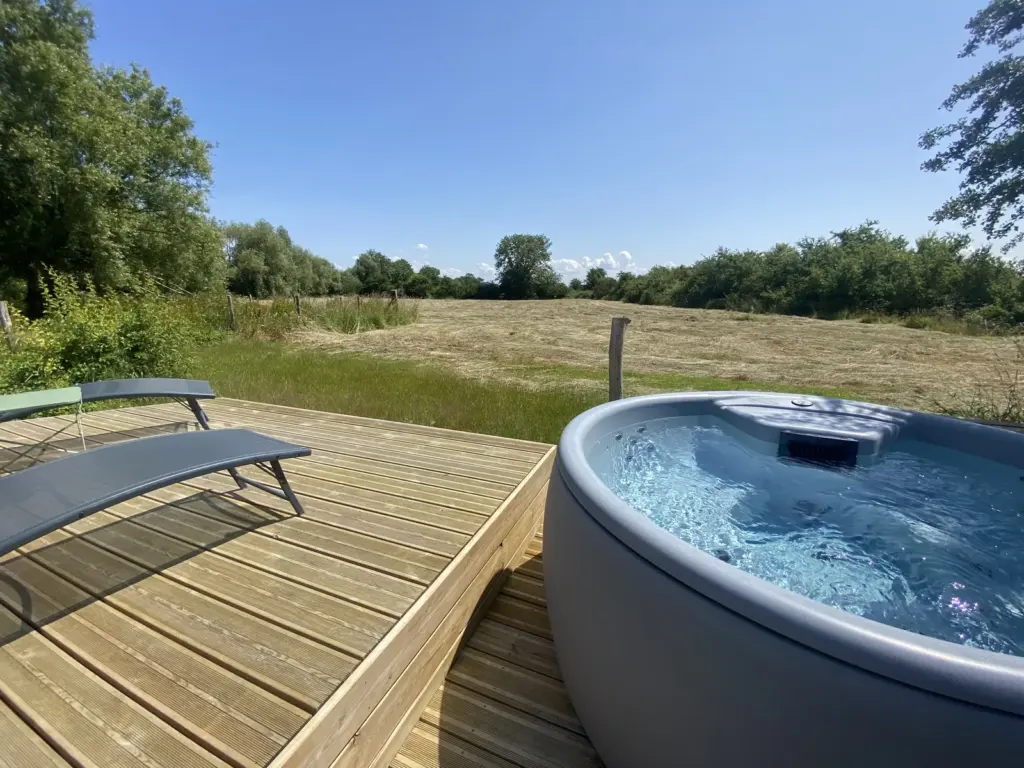 Dôme du Moulin Hacquet : spa privatif sur la terrasse