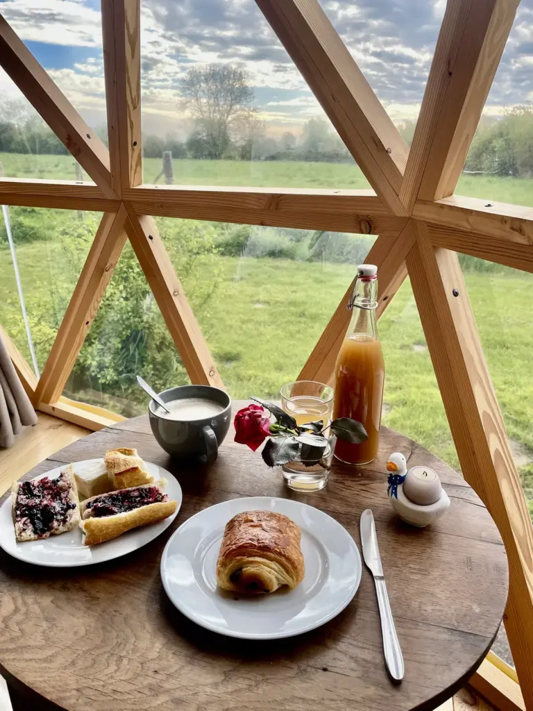 Dôme du Moulin Hacquet : petit-déjeuner face aux prés