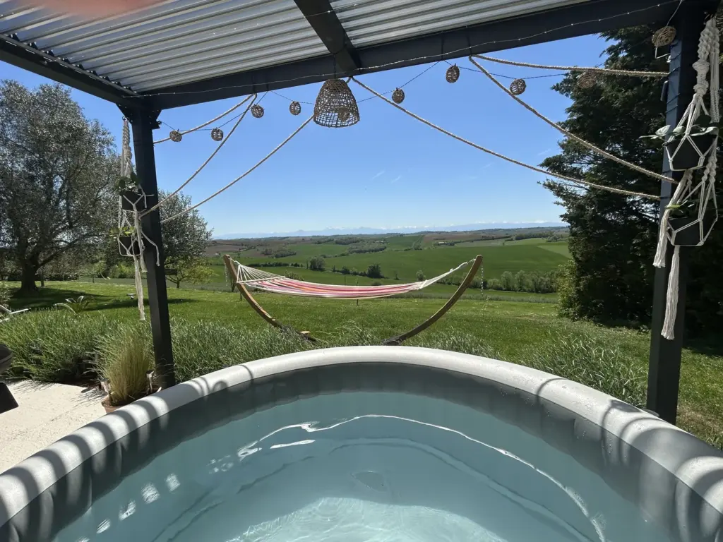 Dôme Lauragais : jacuzzi privatif face aux collines