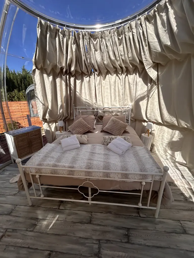 Escales en Sologne : lit queen size sous la bulle