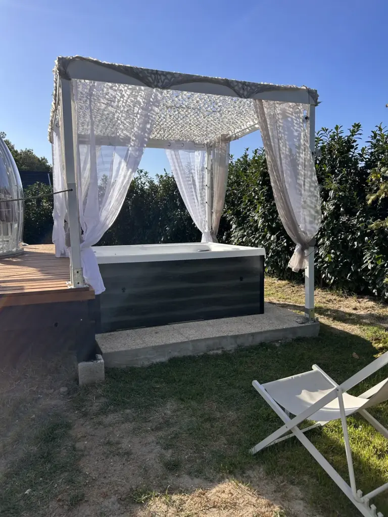 Escales en Sologne : spa privatif sous la pergola