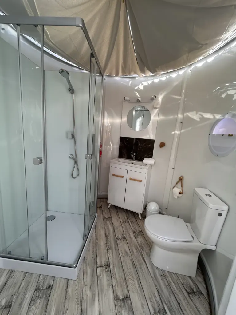 Escales en Sologne : salle de bain avec douche et WC