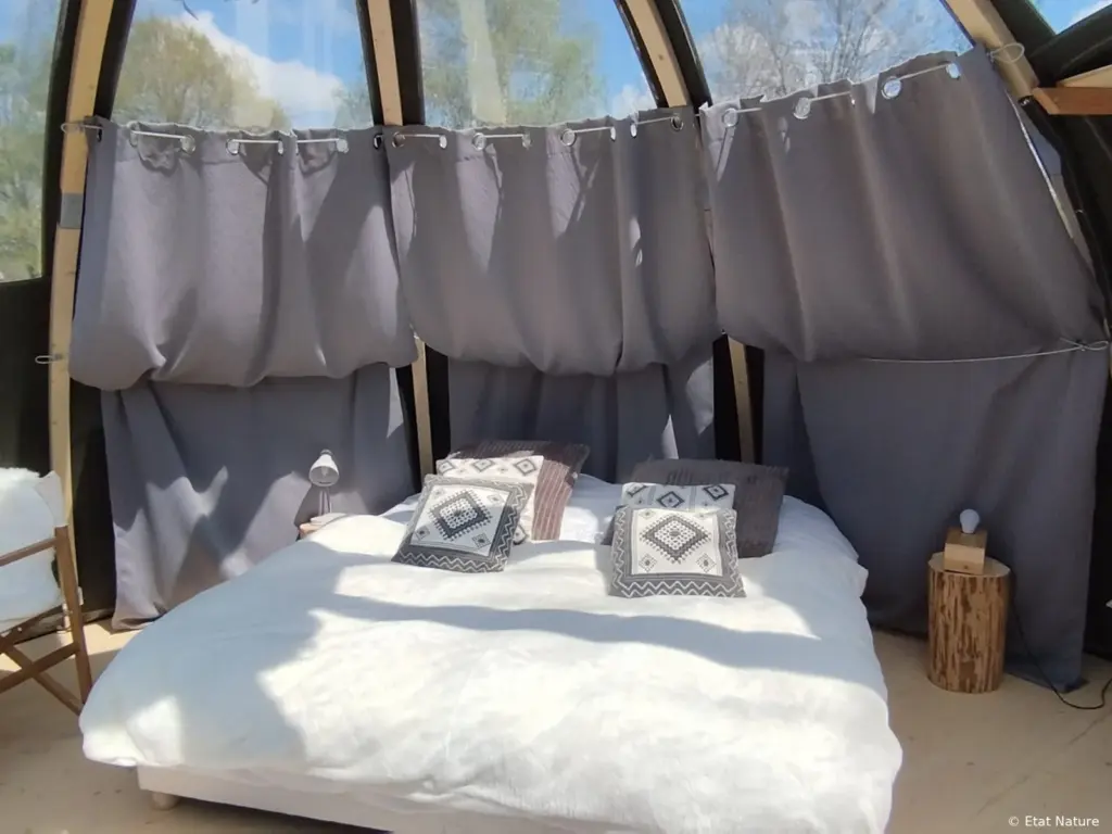 État Nature : lit king size sous le toit transparent