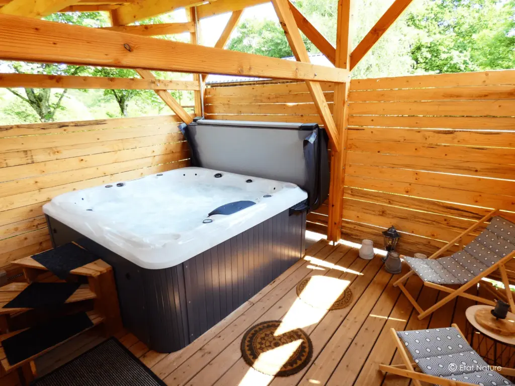 État Nature : jacuzzi du domaine