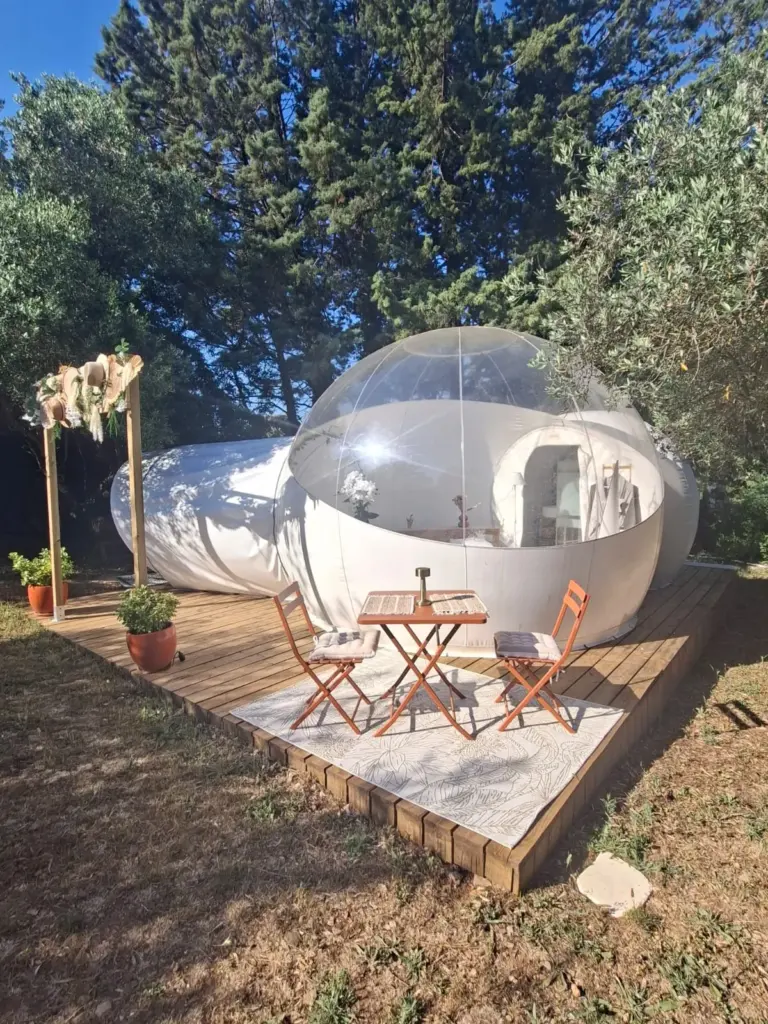 Évasion by Juliette : bulle et salon de jardin sur le terrain privatif