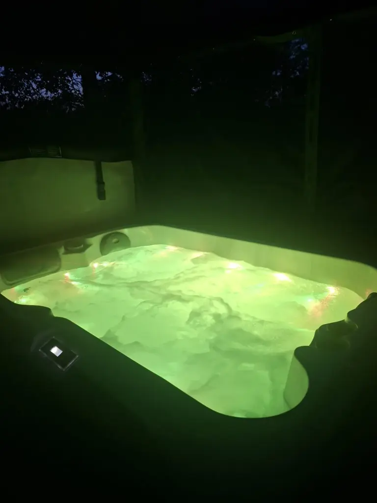 Évasion by Juliette : spa illuminé la nuit