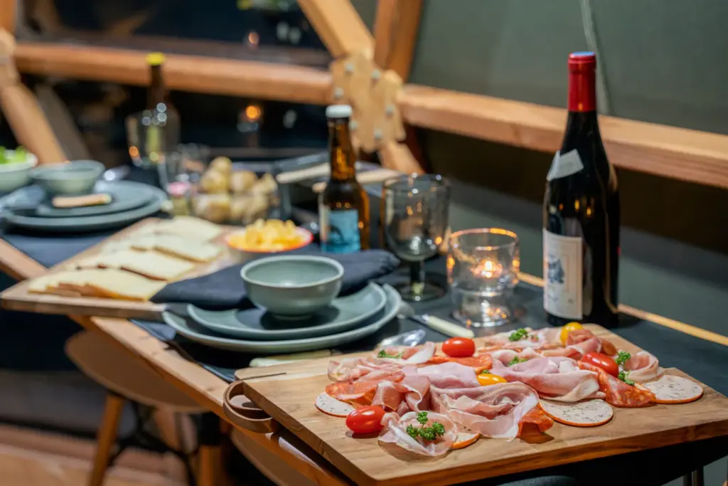 Ferme Jean des Houx : planche apéritive dans le dôme