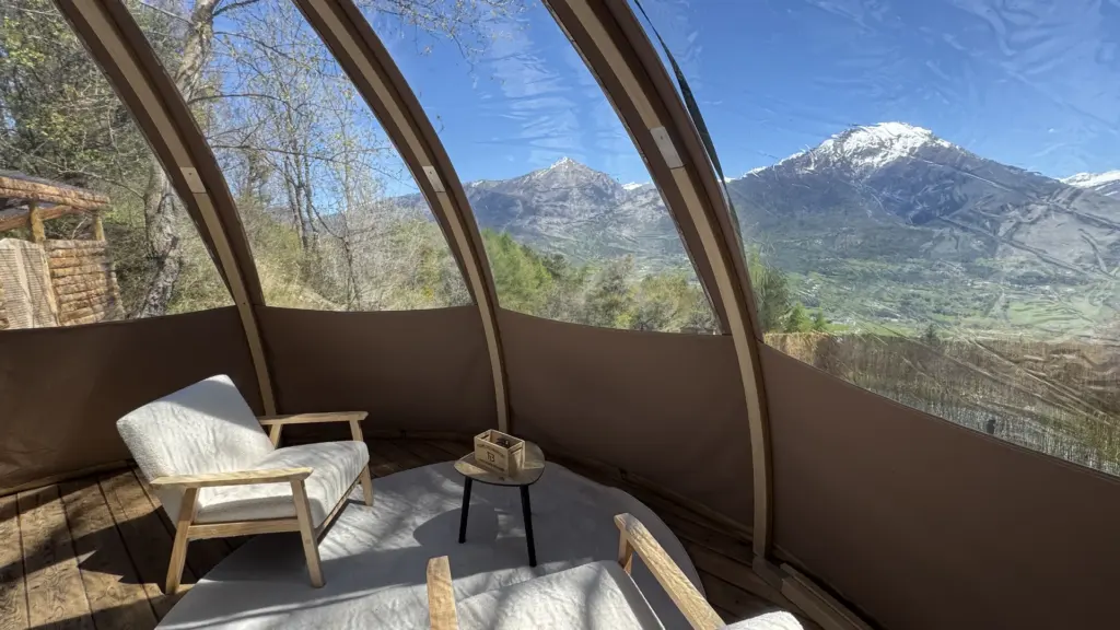 Ferme Les Brandons : wigwam bulle ouvert sur les sommets des Hautes-Alpes