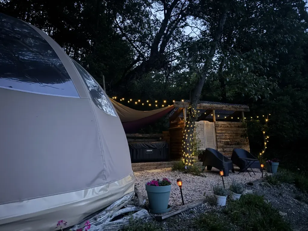 Ferme Les Brandons : wigwam et terrasse éclairés le soir