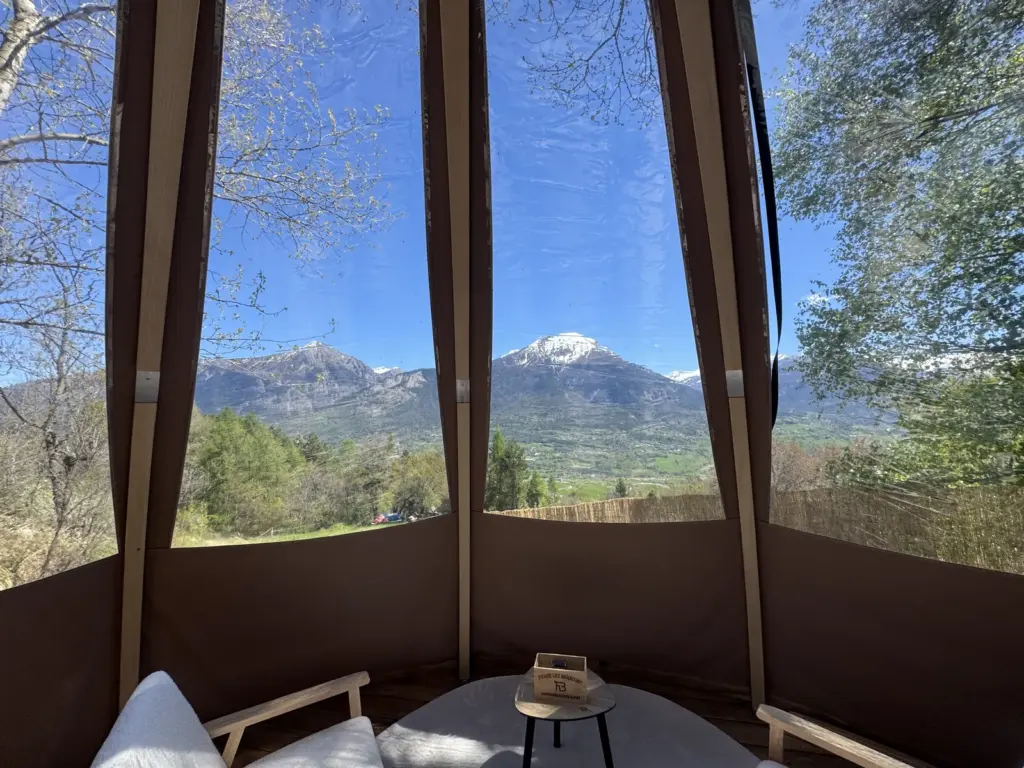 Ferme Les Brandons : vue sur les montagnes depuis le lit