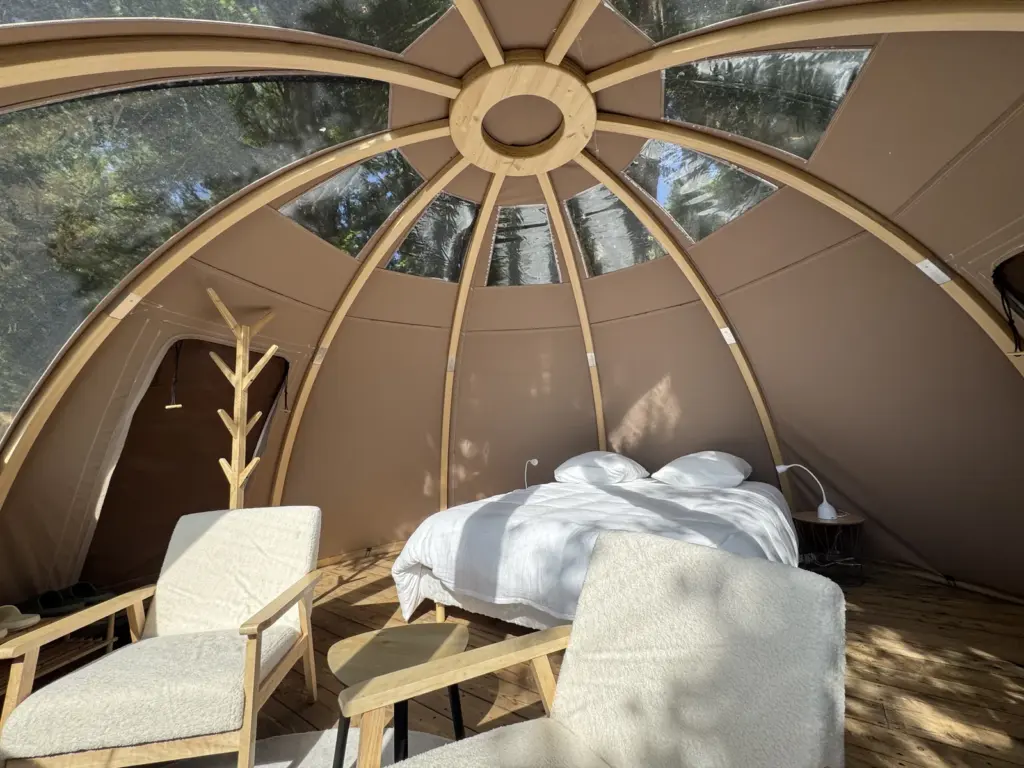 Ferme Les Brandons : toit transparent du wigwam bulle