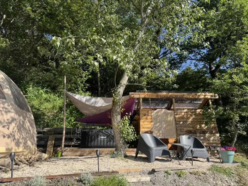 Ferme Les Brandons : wigwam, hamac et douche à ciel ouvert