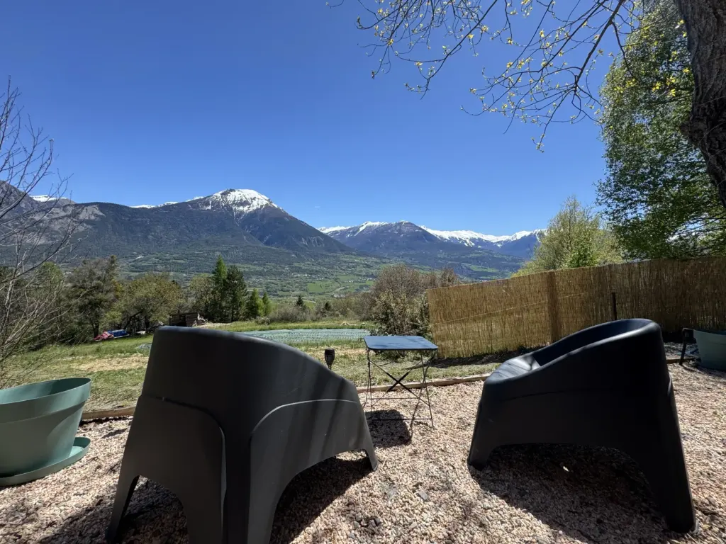 Ferme Les Brandons : terrasse panoramique face aux montagnes