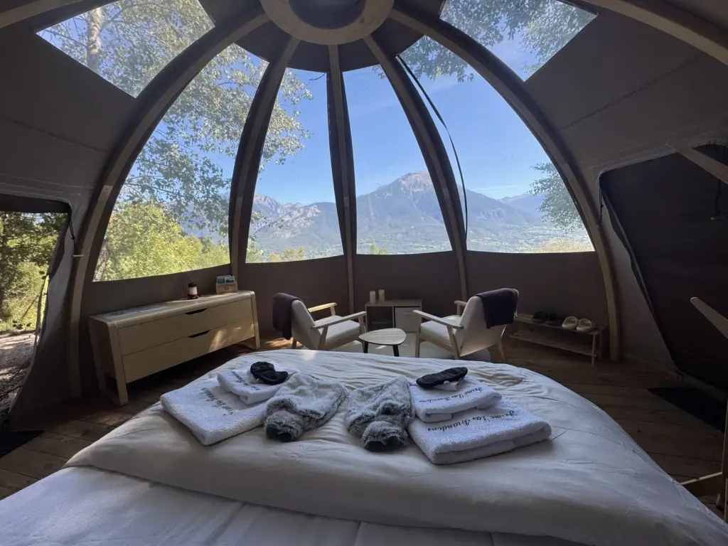 Ferme Les Brandons : lit queen size face au ciel