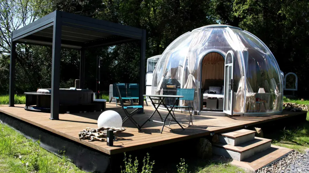 Gîtes du Vieux Tilleul : dôme transparent et sa pergola au bord de l'étang