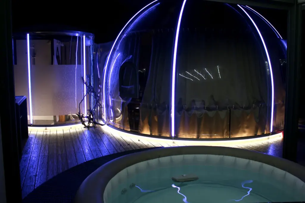 Gîtes du Vieux Tilleul : spa sous la pergola, éclairé la nuit