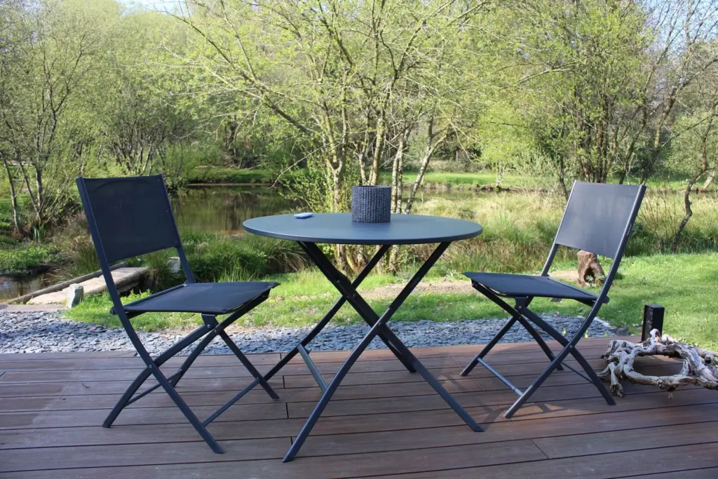 Gîtes du Vieux Tilleul : terrasse au bord de l'eau