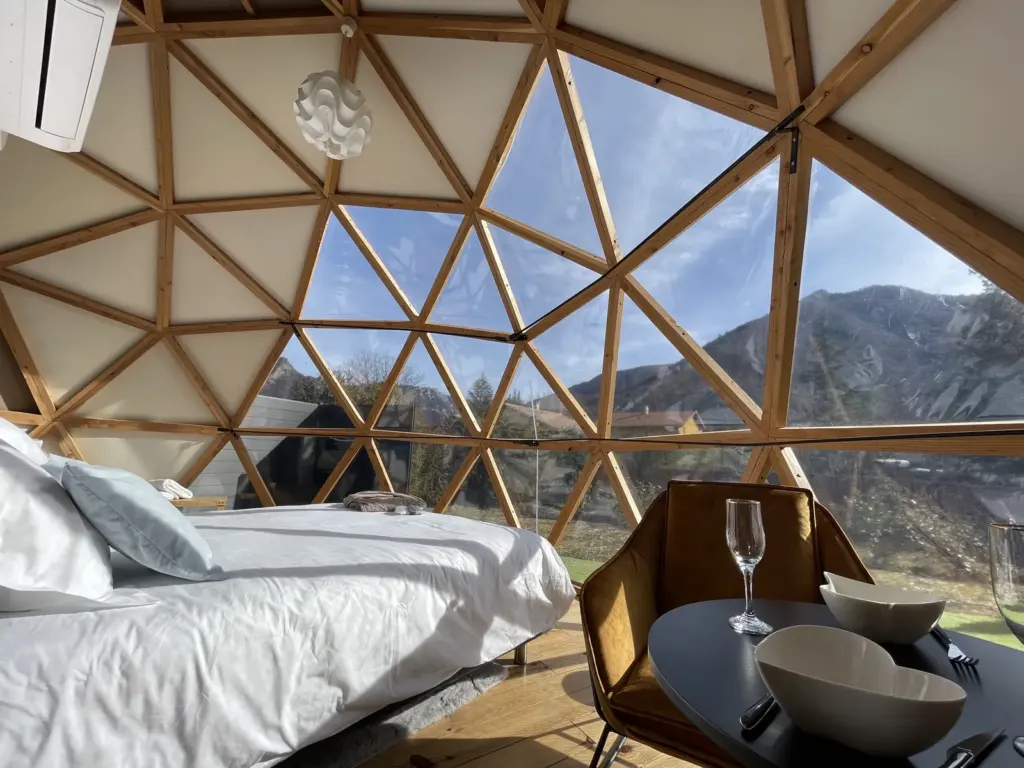 Gîtes Valban : lit face aux montagnes à travers le dôme