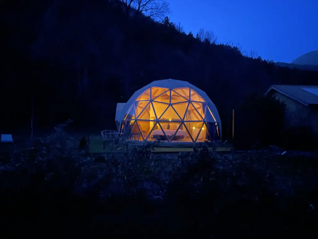 Gîtes Valban : dôme illuminé la nuit