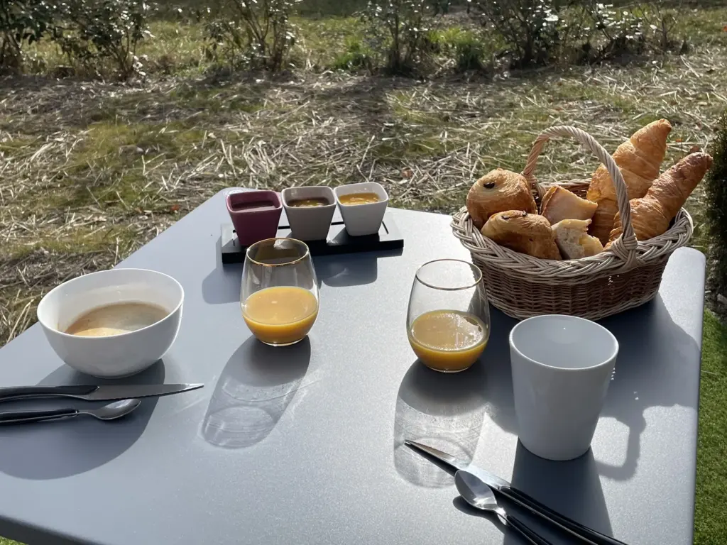 Gîtes Valban : petit-déjeuner sur la terrasse