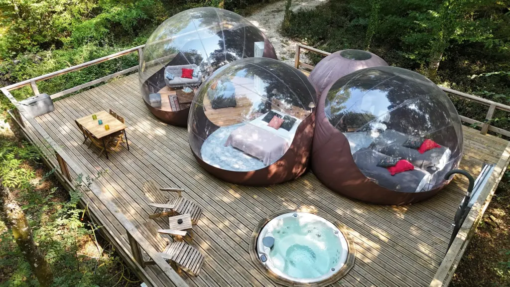 Glamping Gascon : bulle à plusieurs pièces et jacuzzi sur la terrasse