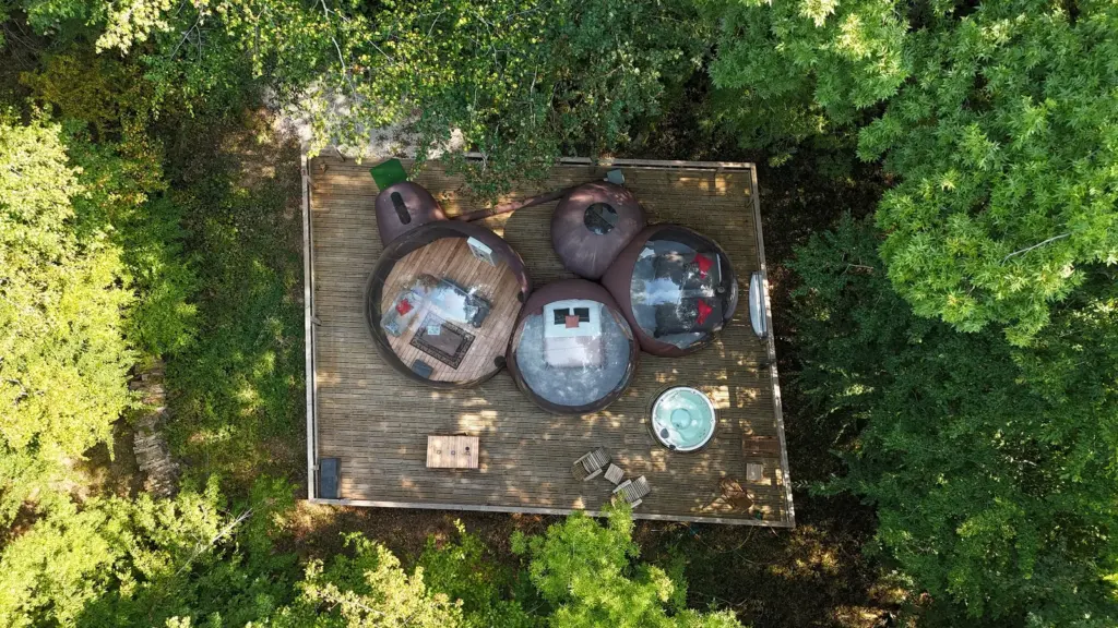 Glamping Gascon : vue du ciel de la bulle au milieu du bois
