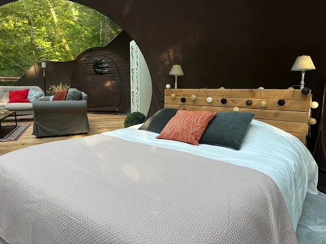 Glamping Gascon : chambre avec lit double