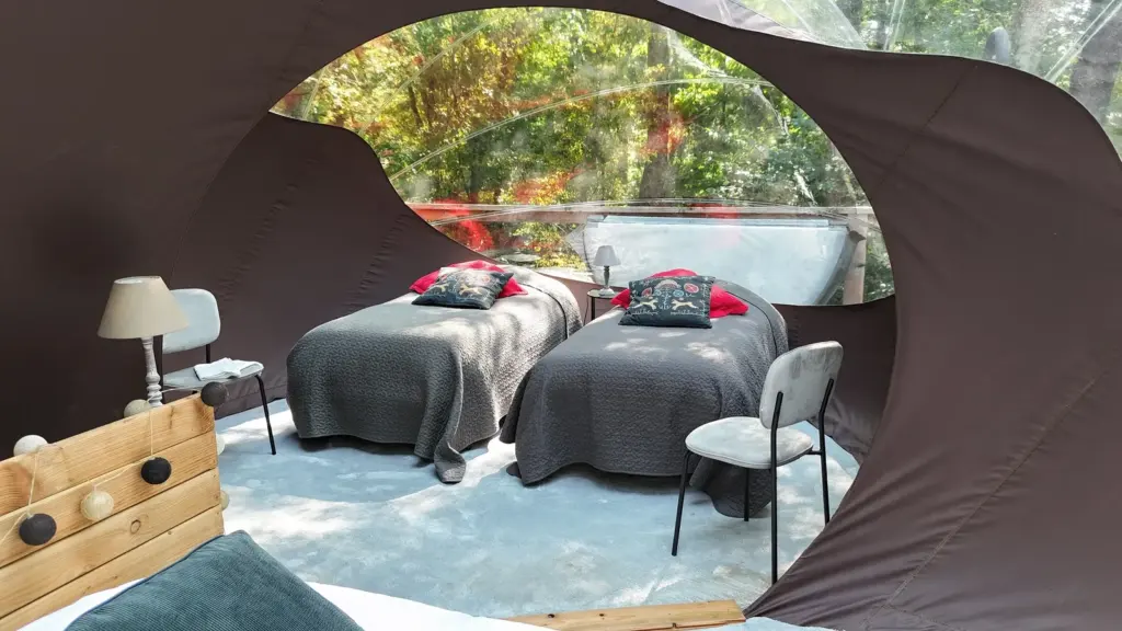 Glamping Gascon : chambre avec deux lits simples