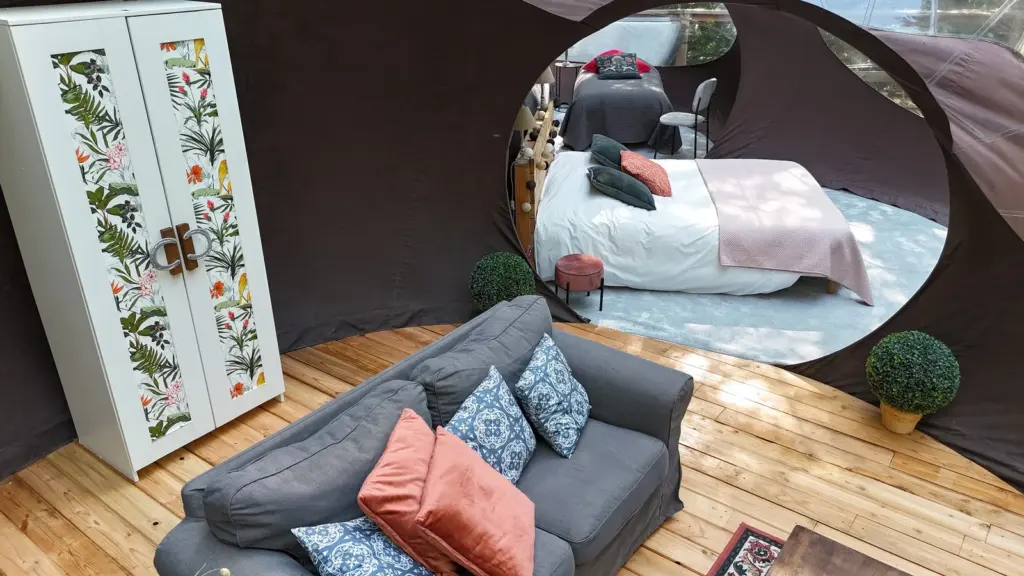 Glamping Gascon : salon de la bulle