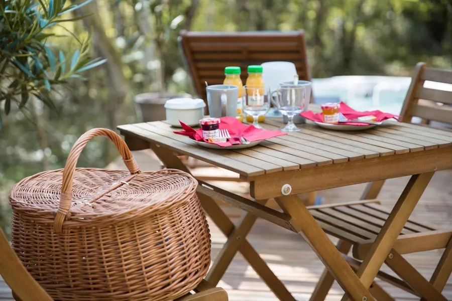 Glamping Gascon : petit-déjeuner sur la terrasse