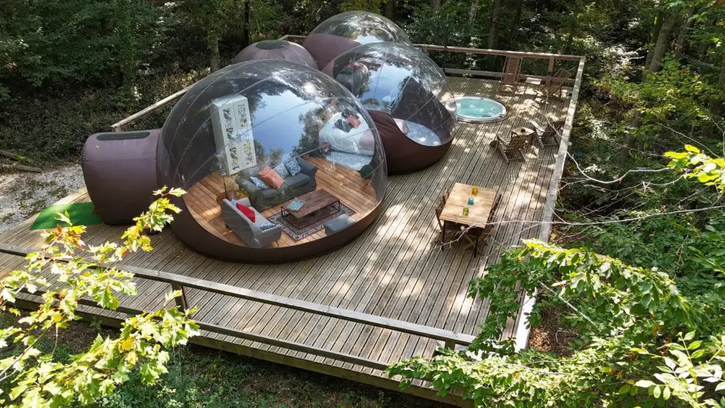 Glamping Gascon : bulle et terrasse vues d'en haut