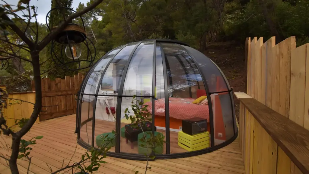 L'Auberge de la Tuilière : bulle Atmo'Sphère sur sa terrasse dans la pinède