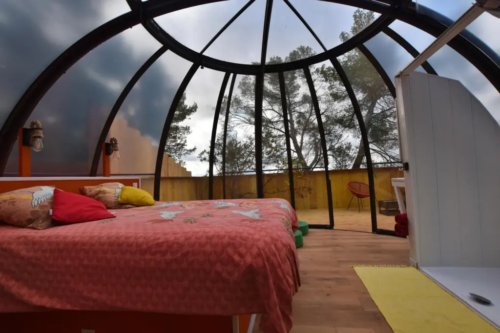 L'Auberge de la Tuilière : lit sous la bulle transparente