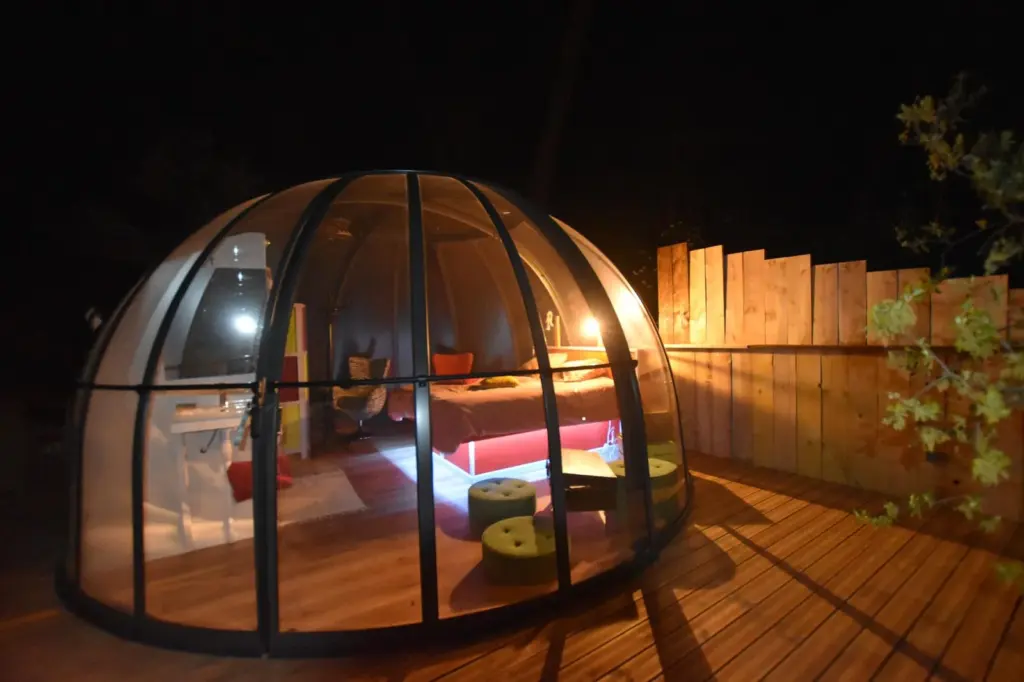 L'Auberge de la Tuilière : bulle illuminée la nuit
