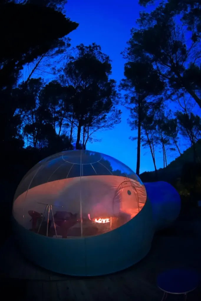 L'Auberge de la Tuilière : bulle éclairée au crépuscule