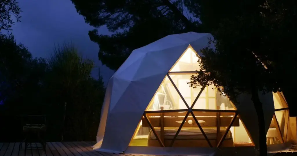 L'Auberge de la Tuilière : Luxo Dôme la nuit