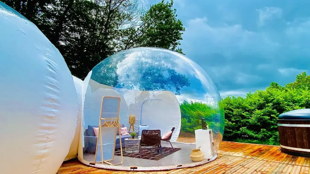 L'Étape en Forêt : bulle transparente et son bain nordique sur la terrasse