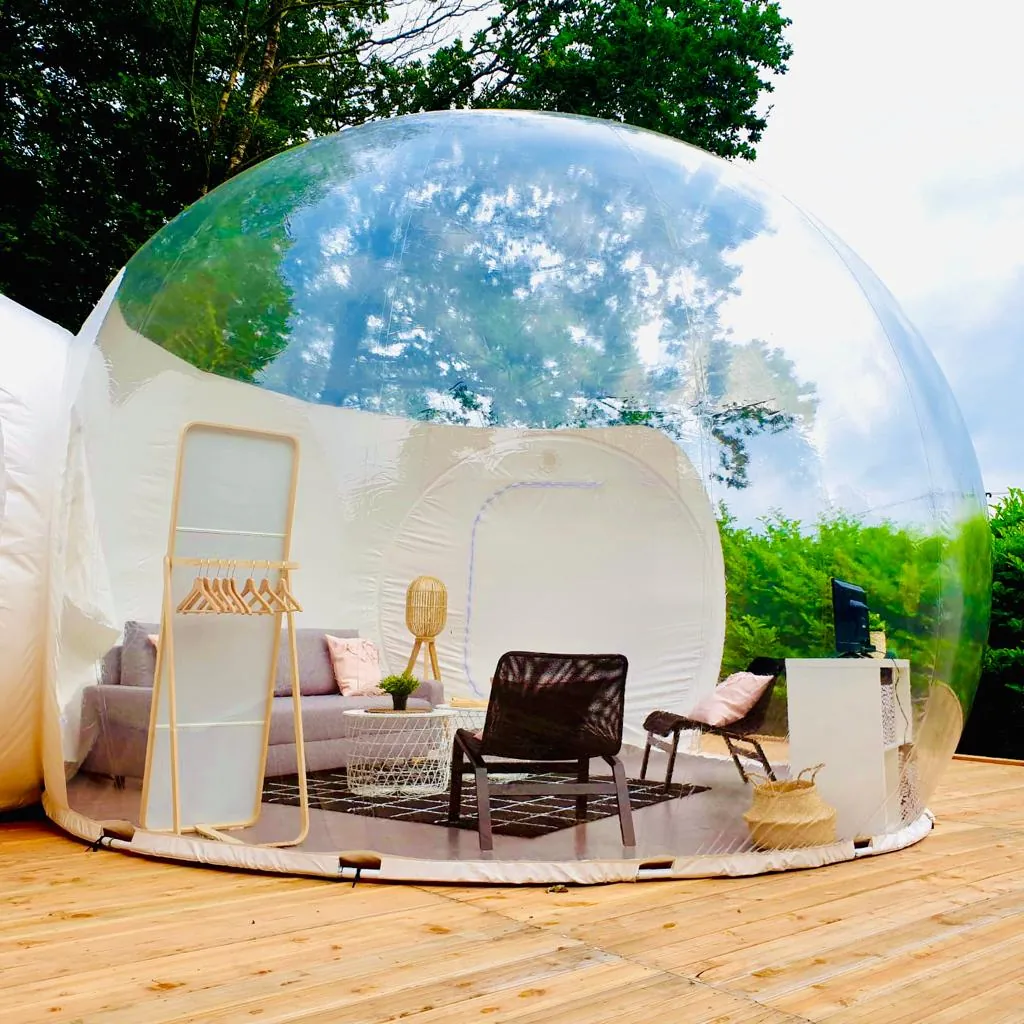 L'Étape en Forêt : salon de la bulle face à la forêt