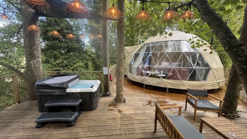 L'Île Merveilleuse : dôme transparent et jacuzzi sur la terrasse au milieu des arbres
